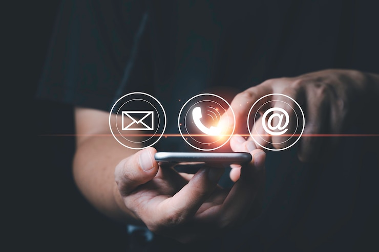Photo main touchant le téléphone portable avec la conception numérique de l'e-mail, des appels et au signe