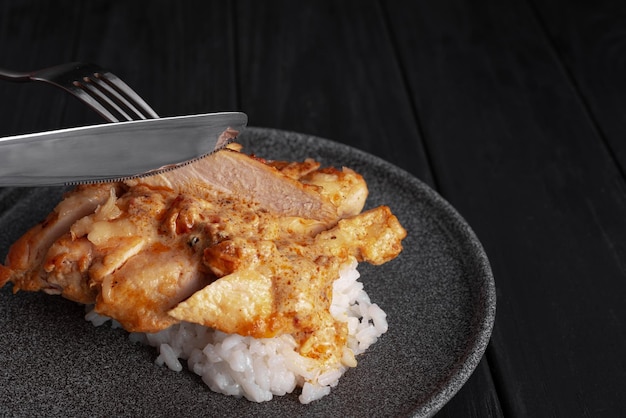 Main avec des tranches de fourchette et de couteau fricassée de poulet cuisine française poulet mijoté dans une sauce à la crème sur un