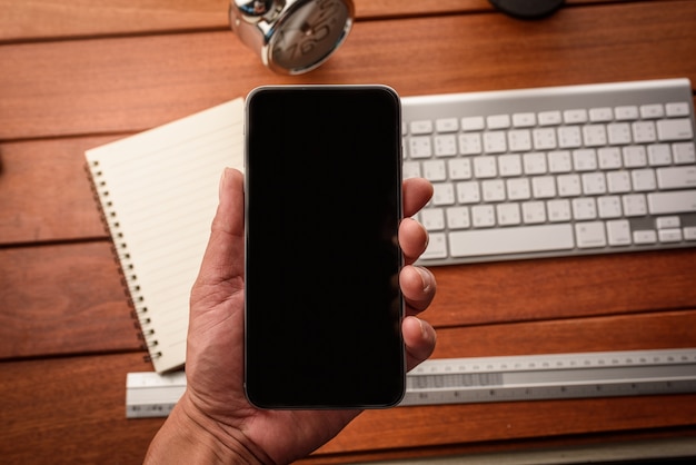 main utiliser un téléphone intelligent avec vue de dessus de l&#39;écran vide vide