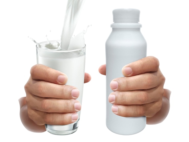 Photo main avec un verre de lait et une bouteille de lait sur un fond transparent