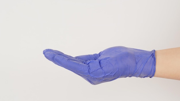 Photo main vide porter des gants en latex violet faisant signe pour obtenir de l'aide sur la vue latérale de fond blanc