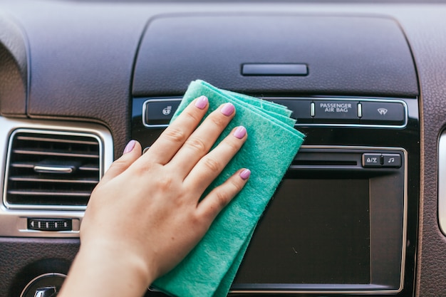 Main avec voiture de nettoyage en tissu microfibre