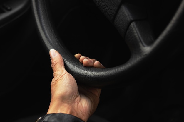 Main sur le volant d'une voiture