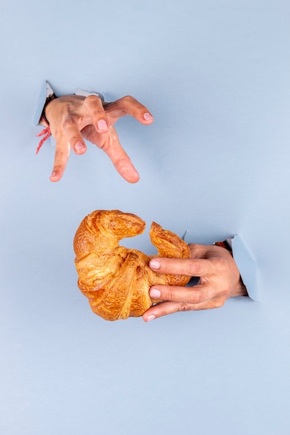 Mains accueillantes d'un trou de fond bleu avec un croissant