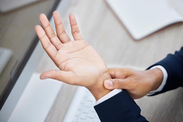 Mains d'affaires douleur et poignet sur ordinateur à cause de l'inconfort au travail ou de la douleur au bureau Main d'employé souffrant du syndrome du canal carpien ou d'une blessure tenant une zone douloureuse ou douloureuse sur le lieu de travail