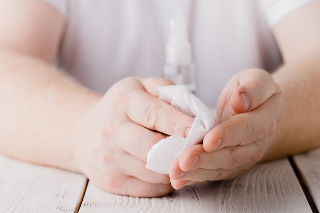 Mains à l'aide d'une bouteille de désinfectant pour les mains, désinfectant pour les mains. prévenir l'infection virale pendant une épidémie ou une pandémie