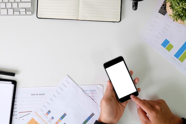 Mains à l&#39;aide de maquette smartphone sur la table de l&#39;entreprise.