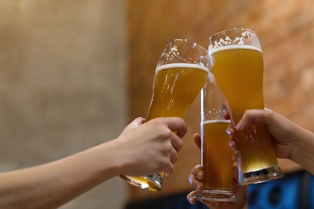 Mains d&#39;ami tinter, acclamant la bière au café.