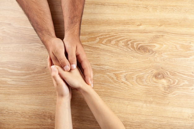 Mains d'amoureux sur la table. vue d'en-haut