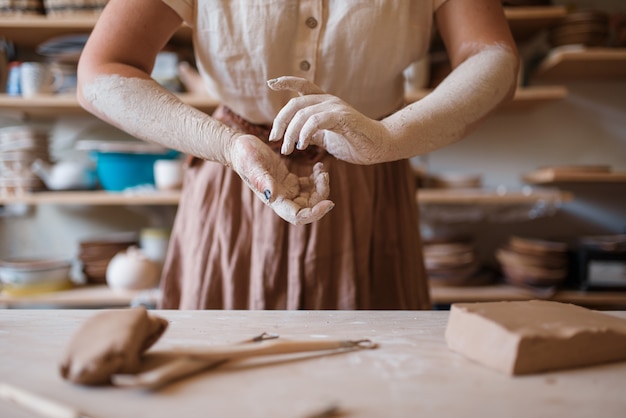 Mains artisanales recouvertes d'argile séchée