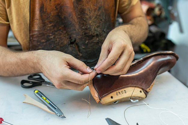 des mains d'artisans travaillant