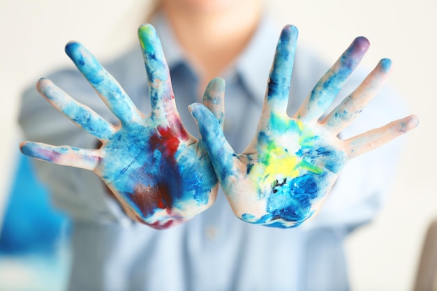 Photo les mains de l'artiste féminine en gros plan de peinture