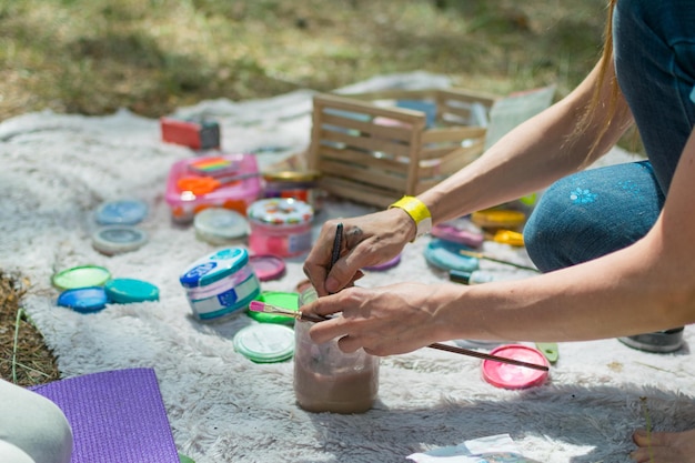 Les mains de l'artiste et de nombreuses couleurs