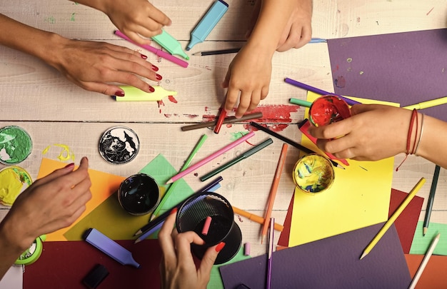 Photo mains d'artistes avec papeterie et papier créativité et concept artistique