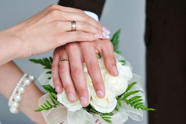 Mains, bagues, bouquet de mariée