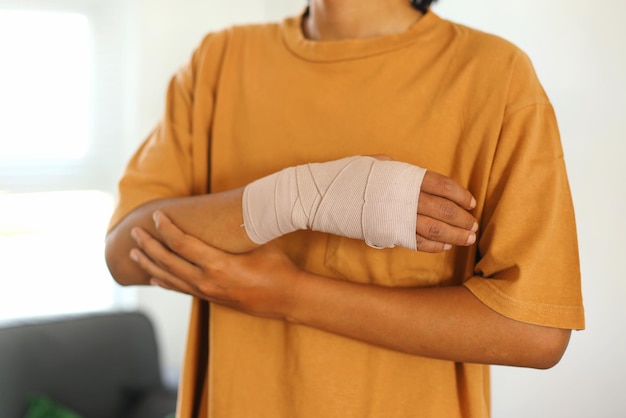 Mains avec bandage élastique pour récupérer le poignet tordu