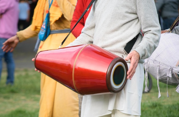 Mains de batteur jouant du tambour Mridanga ou Satnam avec des vêtements légers et gais