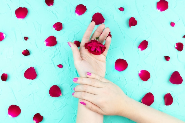 Mains de beauté avec des fleurs de maquillage