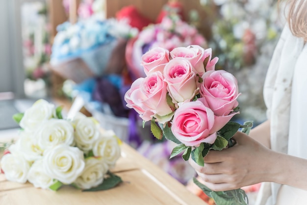 Mains, bouquet de fleurs