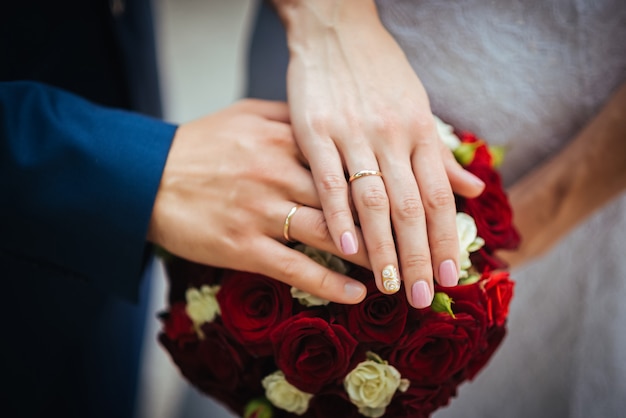 Mains sur le bouquet de mariée