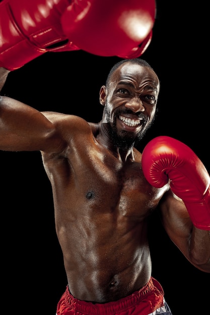 Mains de boxeur sur fond noir Attaque de force et concept de mouvement