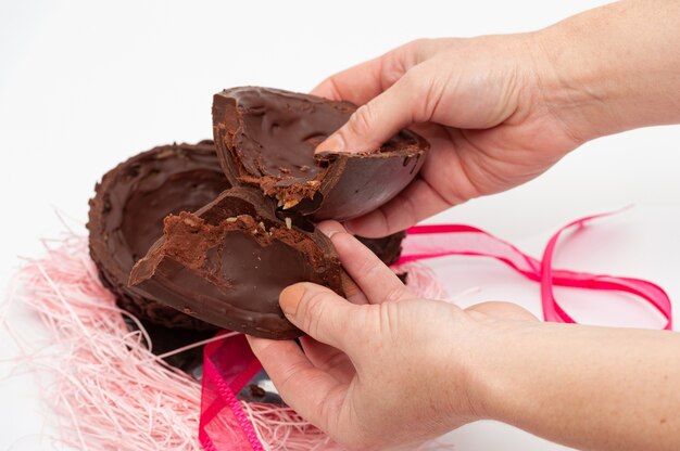 Mains brisant un délicieux œuf en chocolat fait maison