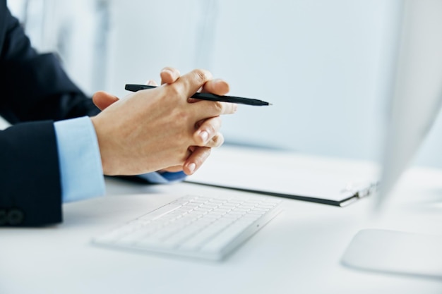 Mains sur le bureau de travail d'ordinateur de clavier de bureau