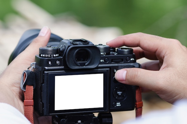 Mains de la caméra de réglage du photographe.