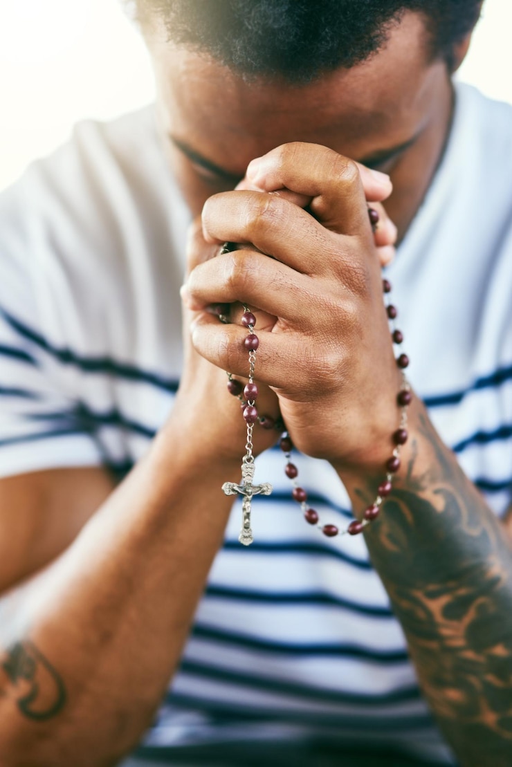 Photo mains chapelet et prier l'homme avec la foi la gratitude et la connexion avec la croix collier et la religion personne bijoux chrétiens et la méditation spirituelle pour le pardon la paix ou la louange le matin