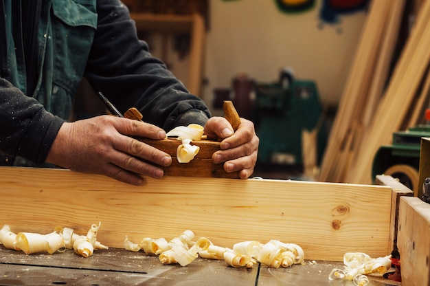 Mains de charpentier bois raboté