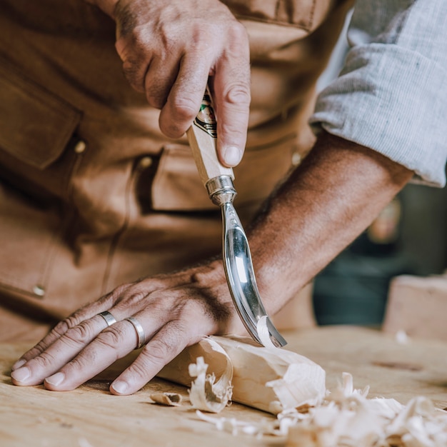 Des Mains De Charpentier Utilisent Du Chiesel