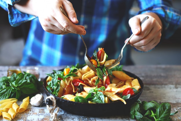 Mains d'un chef cuisine salade de pâtes