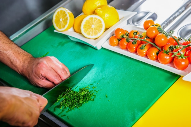 Mains de chefs avec couteau de cuisine