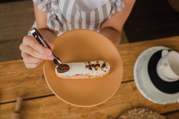 Les mains des chefs pâtissiers en gros plan décorent le dessert Publicité d'une pâtisserie et d'une boulangerie