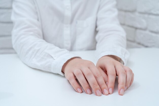 Mains en chemise blanche sur tableau blanc Business conceptxA