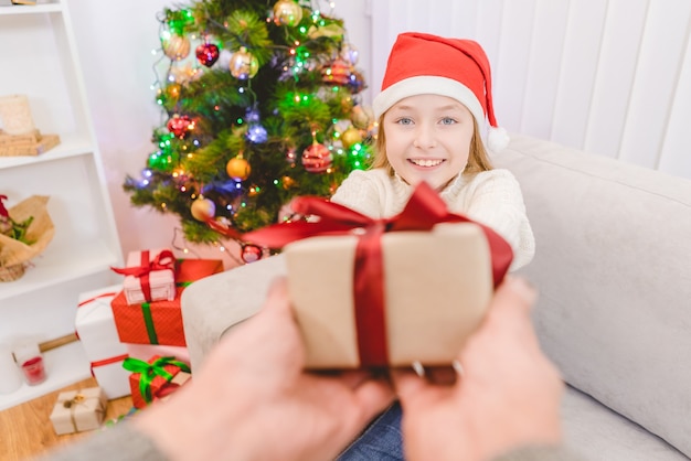 Les mains avec un coffret cadeau pour une petite fille heureuse