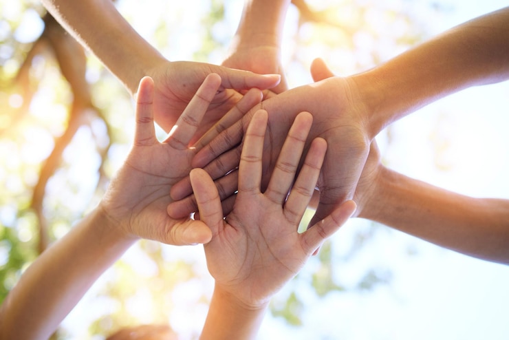 Photo mains de la communauté et du groupe dans l'unité pour un soutien de confiance ou des objectifs de travail d'équipe s'empilant ci-dessous pour une collaboration dans la nature main de personnes dans une union solidaire ou une coordination pour un effort d'équipe uni