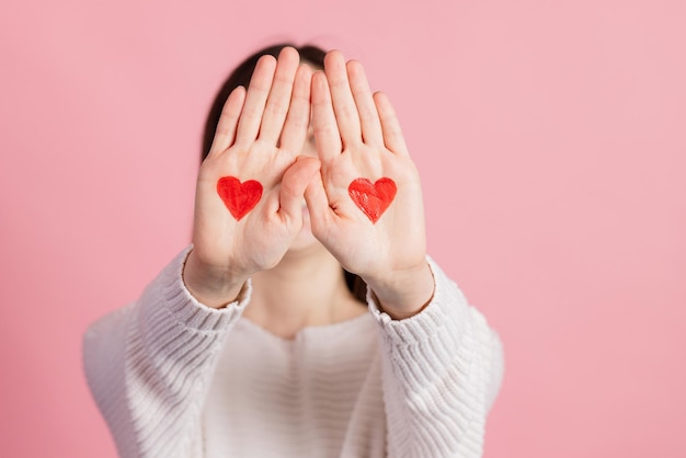 Mains avec le concept de la saint-valentin coeurs dessinés