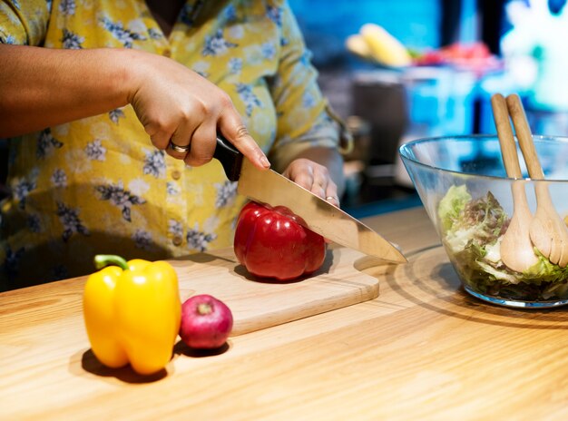 Mains coupant et préparant pour cuisiner