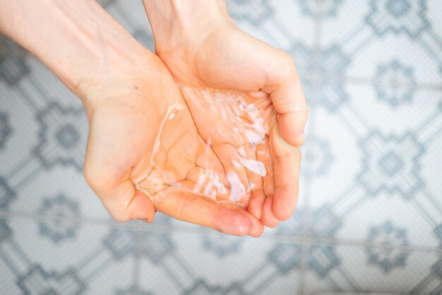 Mains en coupe avec des concepts de ressources naturelles écologiques à l'eau pure