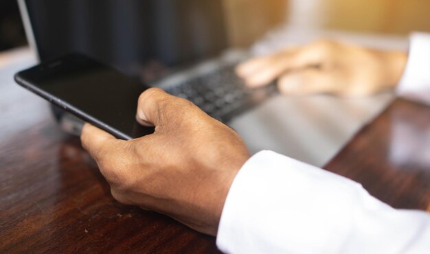 Photo des mains coupées à l'aide d'un téléphone portable