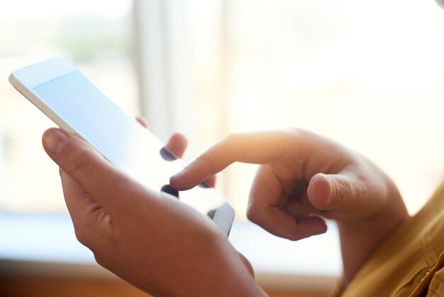 Des mains coupées à l'aide d'un téléphone portable