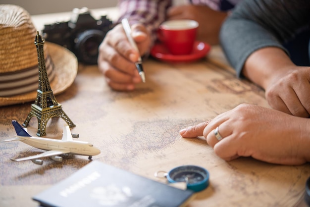 Des mains coupées d'amis avec une carte à table