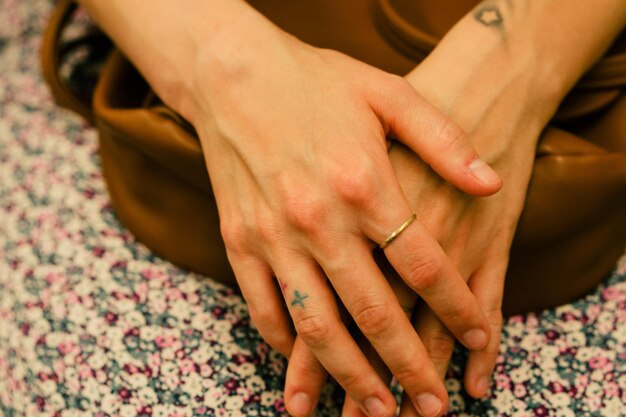 Des mains coupées d'une femme à table