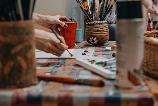 Photo mains coupées d'une femme travaillant sur une table