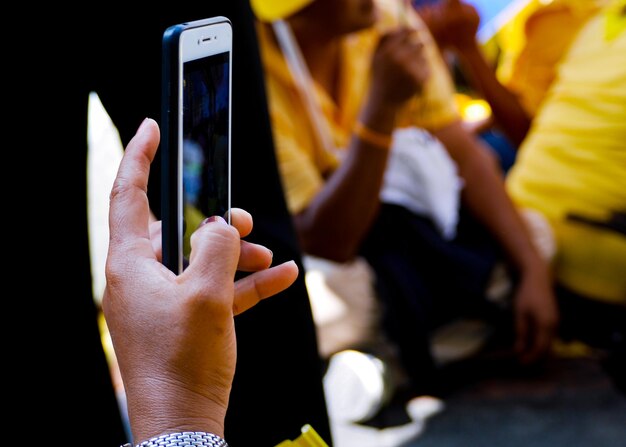 Des mains coupées d'une femme utilisant un téléphone