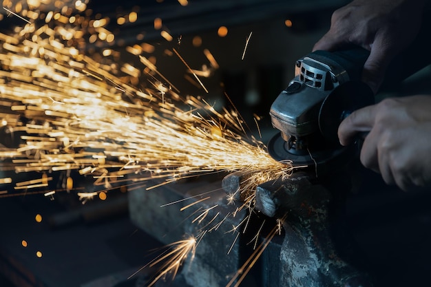 Mains coupées d'un homme travaillant à l'atelier