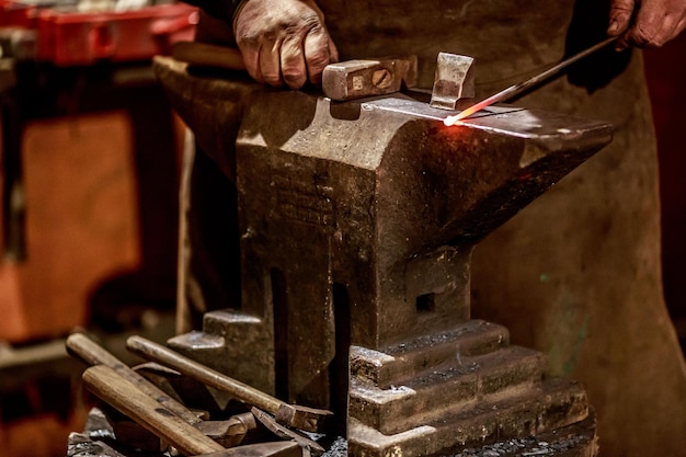 Mains coupées d'un homme travaillant sur le métal dans un atelier