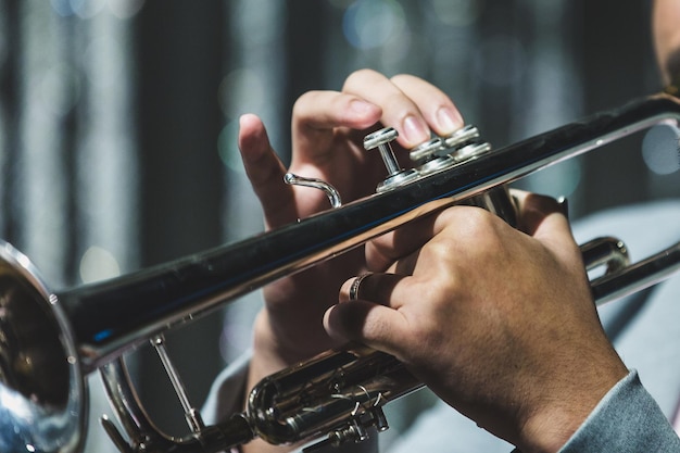 Photo des mains coupées jouant d'un instrument de musique