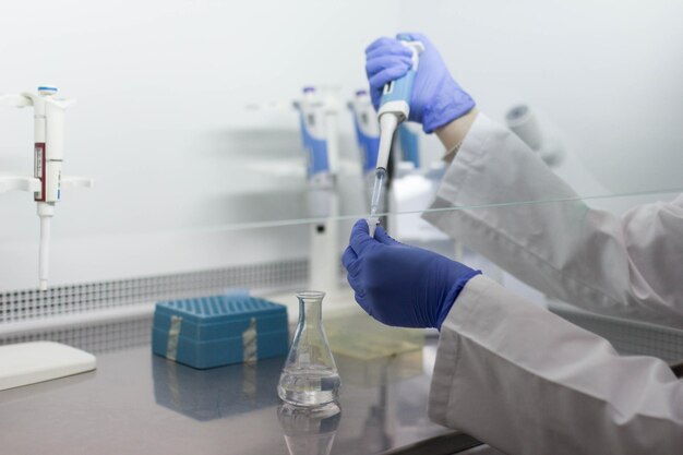 Mains coupées d'une personne travaillant en laboratoire